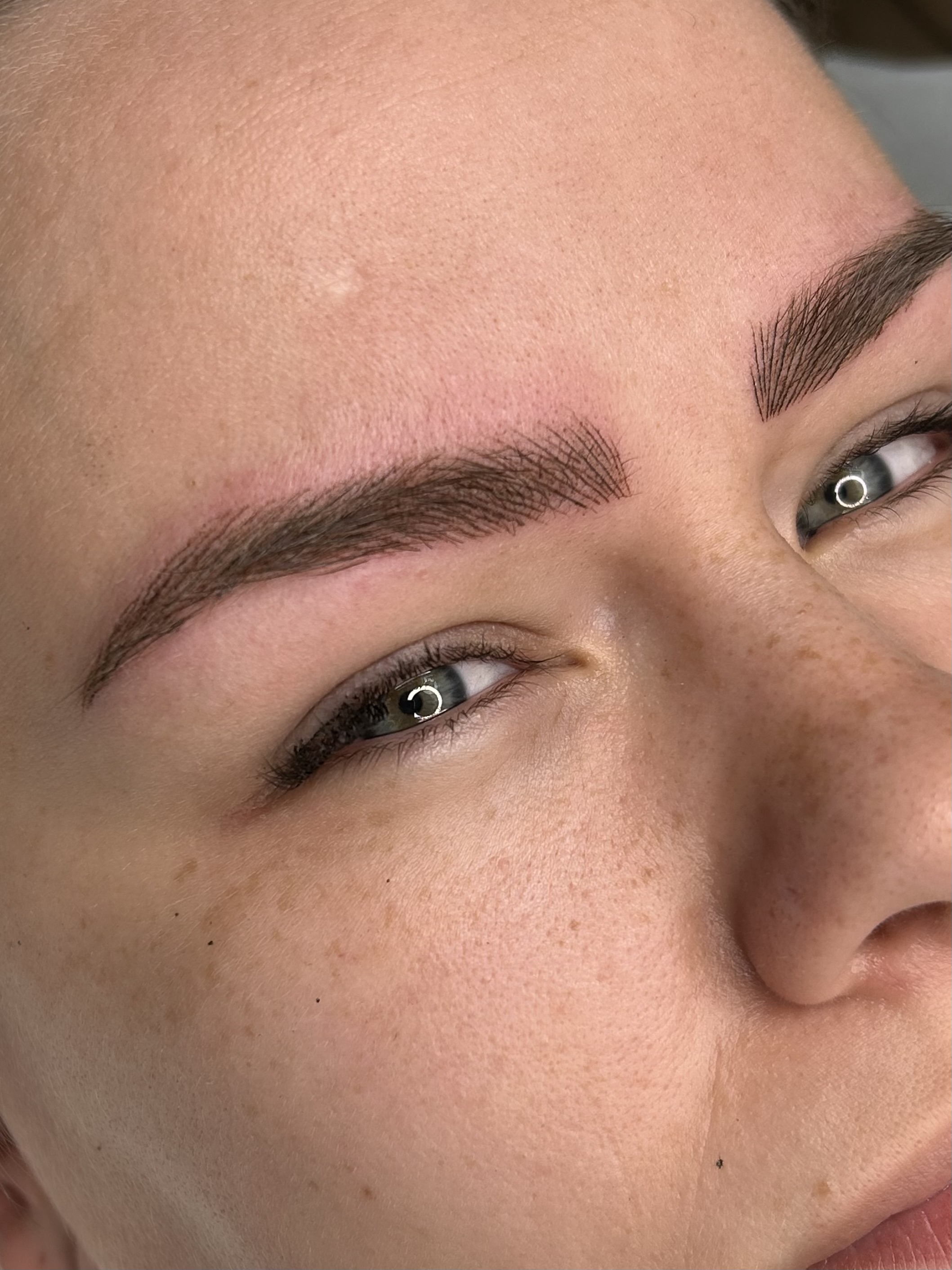 Resultado de micropigmentación de cejas pelo a pelo